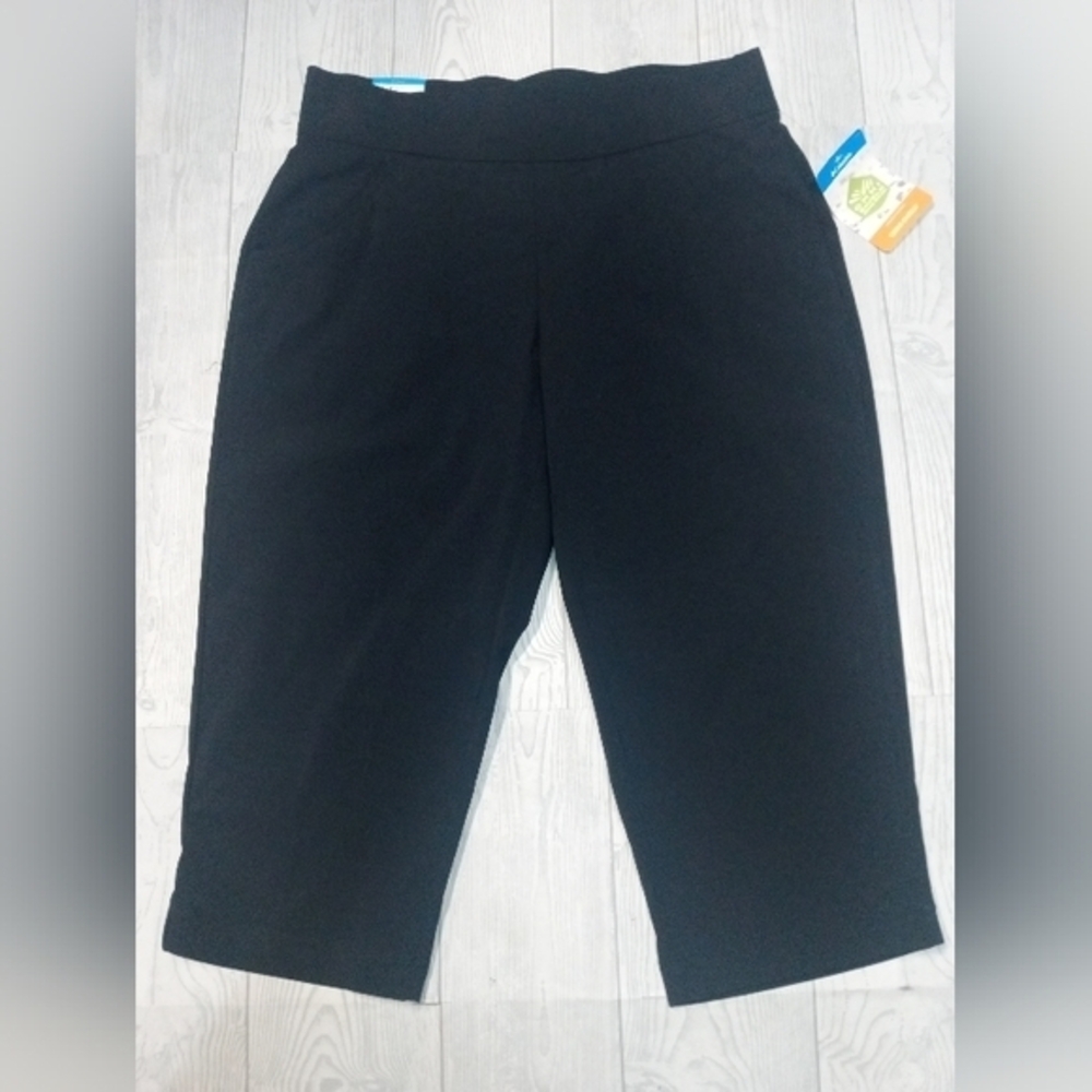 Columbia NWT Black Women's Size Medium Active Fit Omni Shade Capri Pants